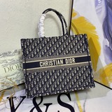 【原單】大號【Di0r Book Tote】多數人消費奢侈品牌首先想到的是買實