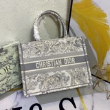 【原單】中號【Di0r Book Tote】多數人消費奢侈品牌首先想到的是買實