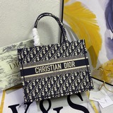 【原單】中號【Di0r Book Tote】多數人消費奢侈品牌首先想到的是買實