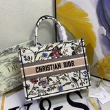 【原單】中號【Di0r Book Tote】多數人消費奢侈品牌首先想到的是買實