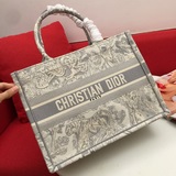 ［原單］中號【Di0r Book Tote】多數人消費奢侈品牌首先想到的是買實