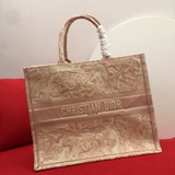 ［原單］大號【Di0r Book Tote】多數人消費奢侈品牌首先想到的是買實