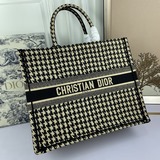 ［原單］大號【Di0r Book Tote】多數人消費奢侈品牌首先想到的是買實