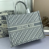 ［原單］大號【Di0r Book Tote】多數人消費奢侈品牌首先想到的是買實