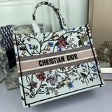 ［原單］大號【Di0r Book Tote】多數人消費奢侈品牌首先想到的是買實