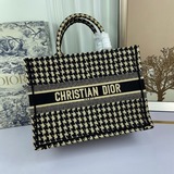 ［原單］中號【Di0r Book Tote】多數人消費奢侈品牌首先想到的是買實