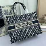 ［原單］中號【di0r book tote】多數人消費奢侈品牌首先想到的是買實