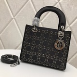 lady dior 五格 燙鑽 緞面鑲鑽戴妃包 絲綢在不同角度燈光下閃現不同色彩