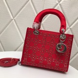 lady dior 五格 燙鑽 緞面鑲鑽戴妃包 絲綢在不同角度燈光下閃現不同色彩