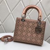 lady dior 五格 燙鑽 緞面鑲鑽戴妃包 絲綢在不同角度燈光下閃現不同色彩