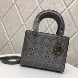 lady dior 五格 燙鑽 緞面鑲鑽戴妃包 絲綢在不同角度燈光下閃現不同色彩