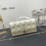 真頭層羊皮 lady dior 珍珠手拿包 這款手拿包是本季新品，頂部搭配手柄
