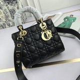 配絲巾（lady  dior） 字母肩帶   四格手袋包面縫紉的菱格紋被世人所