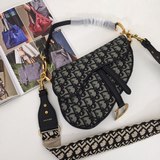 金扣  dior 2023春夏巴黎時裝周是迪奧 (cd) 新任創意總監maria