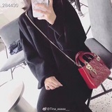 di0r戴妃包mini【三格漆皮】。配兩條肩帶，可以随意搭配自己喜歡的。一種是帶