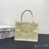 這款 Book Tote 手袋由 Dior 女裝創意總監瑪麗亞·嘉茜娅·蔻麗 (