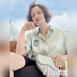馬鞍包以迪奧黑格全新演繹經典版型，飾以 cd diamond 圖案，靈感源自