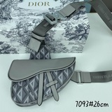 馬鞍包以迪奧黑格全新演繹經典版型，飾以 cd diamond 圖案，靈感源自