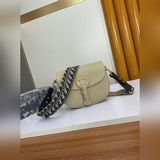 跑量D10R BOBBY吹爆這款BOBBY手袋，摩登風貌，簡潔利落的包型，标志
