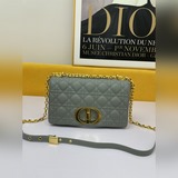 di.or  caro中號25.5cm 手袋采用牛皮革精心制作，飾以标志性的藤格