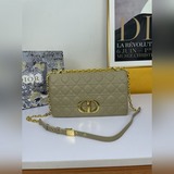dior caro  大號28cm 手袋采用牛皮革精心制作，飾以标志性的藤格紋針