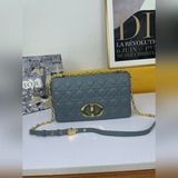 dior caro  大號28cm 手袋采用牛皮革精心制作，飾以标志性的藤格紋針