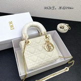 配盒。三格 Lady Dior 手袋來自 Dioramour 限定系列，集中體現