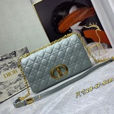 dior caro  大號28cm 手袋采用牛皮革精心制作，飾以标志性的藤格紋針