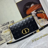 dior caro  大號28cm 手袋采用牛皮革精心制作，飾以标志性的藤格紋針