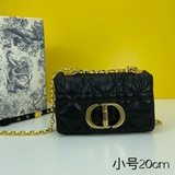 dior caro 小號20cm 手袋采用牛皮革精心制作，飾以标志性的藤格紋針腳