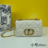 dior caro 小號20cm 手袋采用牛皮革精心制作，飾以标志性的藤格紋針腳