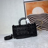 Lady獨家定制 Dior 七格磨砂新品立體淩格紋牛皮革翻蓋式手袋，搭配鍊條。U