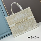 【Di0r Book Tote】多數人消費奢侈品牌首先想到的是買實用型的經典款
