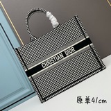 【Di0r Book Tote】多數人消費奢侈品牌首先想到的是買實用型的經典款