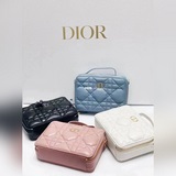 配盒子 Dior新款斜挎布包，化妝包，這款字母袋采用經典老花精心制作！空間寬敞，