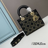 Lady獨家定制 Dior 五格磨砂新品立體淩格紋牛皮革翻蓋式手袋，搭配鍊條。
