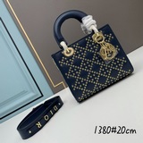 Lady獨家定制 Dior 五格磨砂新品立體淩格紋牛皮革翻蓋式手袋，搭配鍊條。