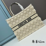原單這款 book tote 手袋由 dior 女裝創意總監瑪麗亞·嘉茜娅·蔻麗