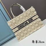 原單這款 book tote 手袋由 dior 女裝創意總監瑪麗亞·嘉茜娅·蔻麗
