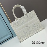 小號白網花刺繡26.5cmbook tote 手袋這款 book tote 手袋