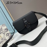 信使包 這款 Gallop 信使包是本季新品，時尚而簡約。采用米色和黑色 Obl
