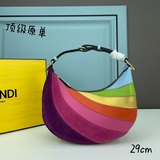 fendi迷你腋下包，以月牙造型為特色，把經典金屬大Logo：fendi 字母裝