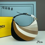 fendi迷你腋下包，以月牙造型為特色，把經典金屬大Logo：fendi 字母裝