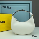fendi迷你腋下包，以月牙造型為特色，把經典金屬大Logo：fendi 字母裝