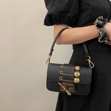 Fendi /Versace聯名款合作款閃亮登場！雲朵牛皮手感柔軟、皮質細膩！