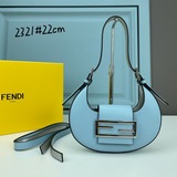 Fendi Cookie迷你 新月包，采用官網雙F布料制作，前幅飾有FF搭扣，