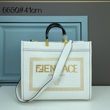 大號。FéI X Versace聯名款托特包！兩大品牌字母LOGO相結合設計，搭