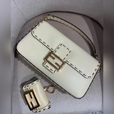 fendi 法棍純手工縫制Togo頭層牛皮頭層牛皮搭配油蠟手縫線，Togo