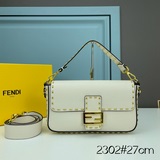 配盒 fendi 打釘法棍包最新元素打釘款法棍包中號手提包 包身加入五金鈕釘元