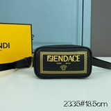 FENDI By Versace 聯名款男包出貨，采用牛皮材質，金色層彩印Fe